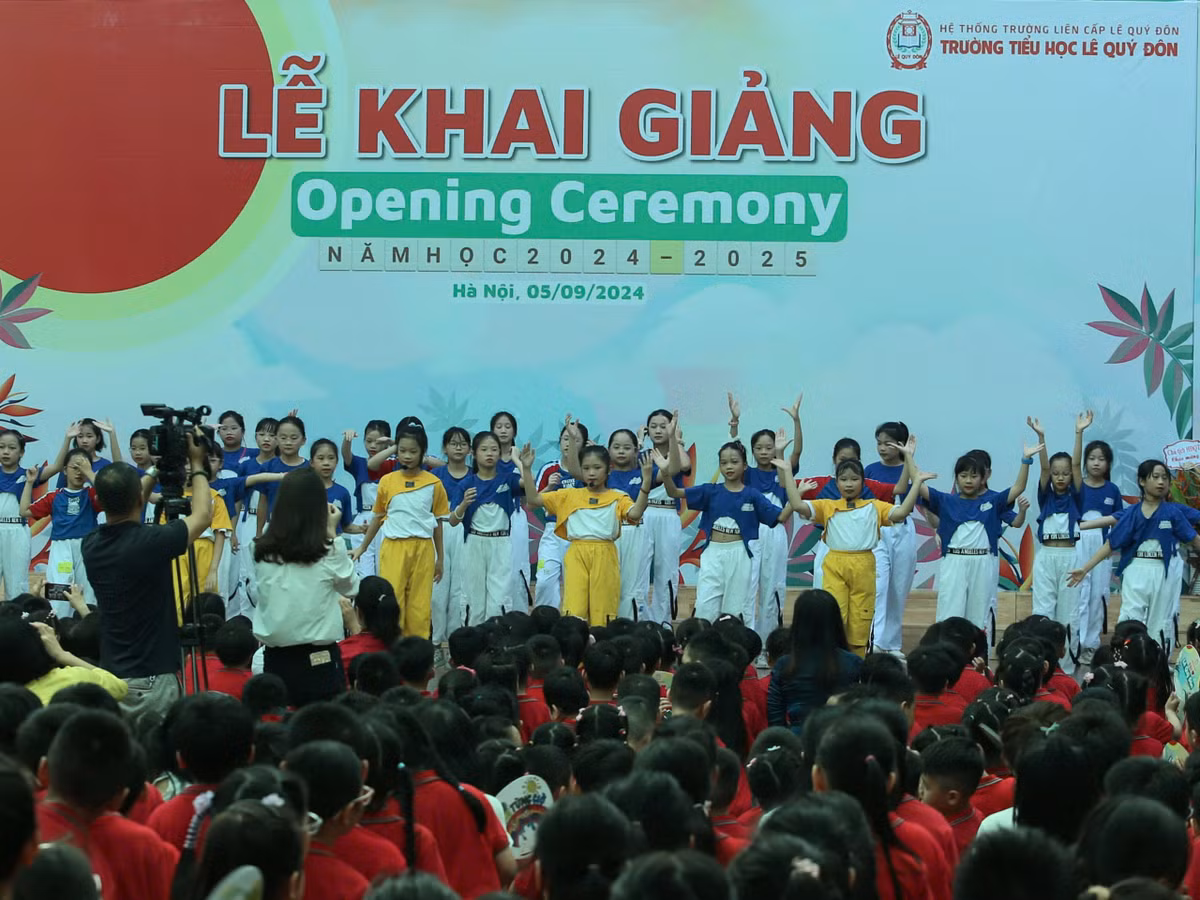 Theo đó, các hoạt động chào mừng Khai giảng năm học mới cũng được Nhà trường tổ chức theo hướng nhẹ nhàng, không áp lực, bạn học sinh nào cũng đều háo hức được tham gia buổi lễ.