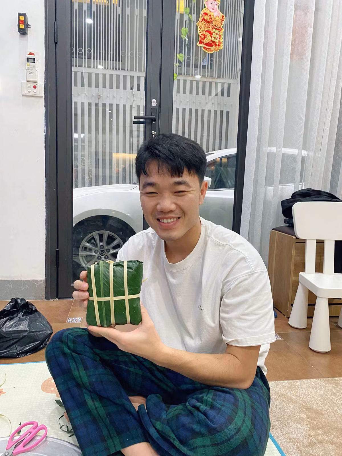 Bên cạnh đó, Xuân Trường cũng khoe sản phẩm gói bánh chưng của mình.