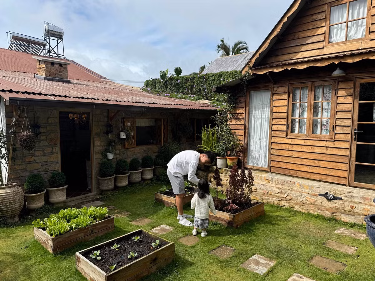 Ngoài là một cầu thủ đang thi đấu cho CLB Hồng Lĩnh Hà Tĩnh, Xuân Trường còn đang kinh doanh mảng dịch vụ phục hồi chấn thương.