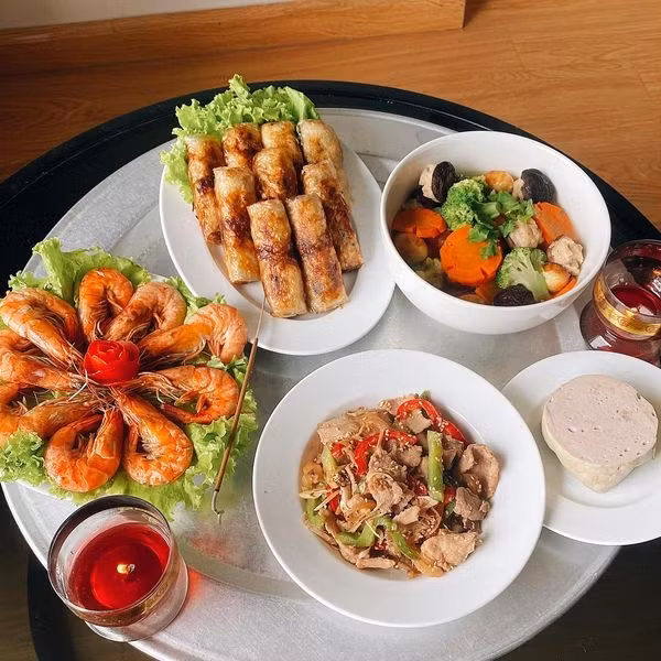 Rằm tháng 7 là dịp để con cháu thể hiện lòng biết ơn đối với các bậc sinh thành, ông bà, tổ tiên đã khuất. Một mâm cơm cúng Rằm của bà mẹ ở Hà Nội.