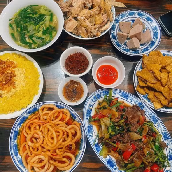 Mới đây, khắp cõi mạng, hội gái đảm ríu rít khoe tài nữ công gia chánh, trổ tài làm mâm cơm cúng rằm.
