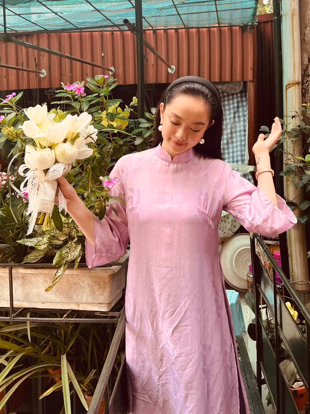 Không chỉ vậy, kể từ khi ra mắt cô nàng còn liên tiếp vướng vào tin đồn phẫu thuật thẩm mỹ để có nhan sắc tuyệt mỹ hơn.