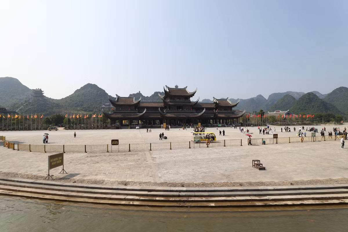Tam Chúc là một trong những điểm du lịch tâm linh thu hút nhiều du khách nhất trên cả nước, nối giữa khu du lịch chùa Hương, khu du lịch Bái Đính và khu bảo tồn thiên nhiên Vân Long. Dưới đây là những lưu ý cho du khách tham quan chùa.
