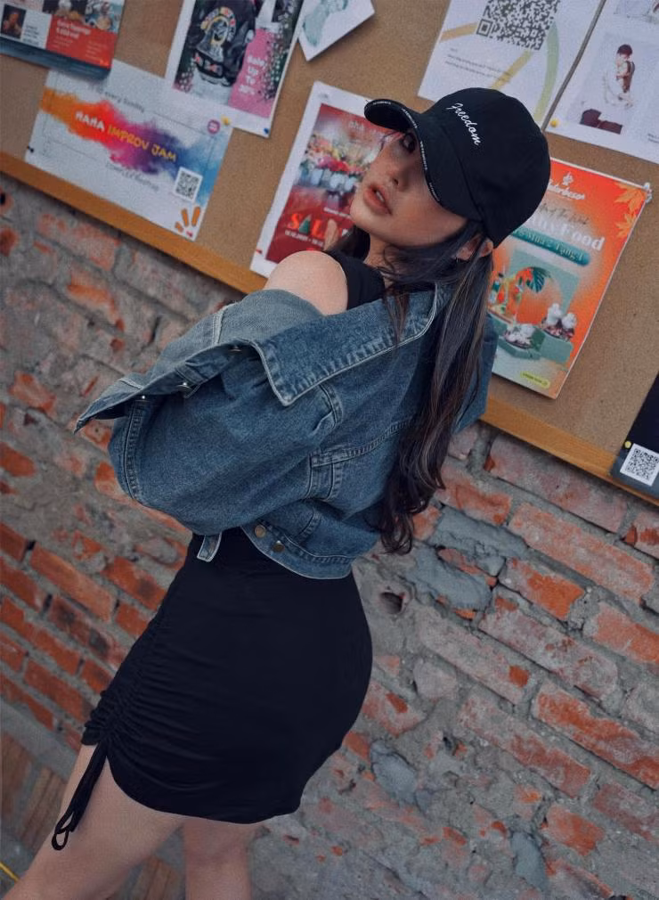 Ngoài ra, những chiếc váy bodycon cũng là lựa chọn phù hợp để Trà My gợi cảm hơn ở những khoảnh khắc đời thường.