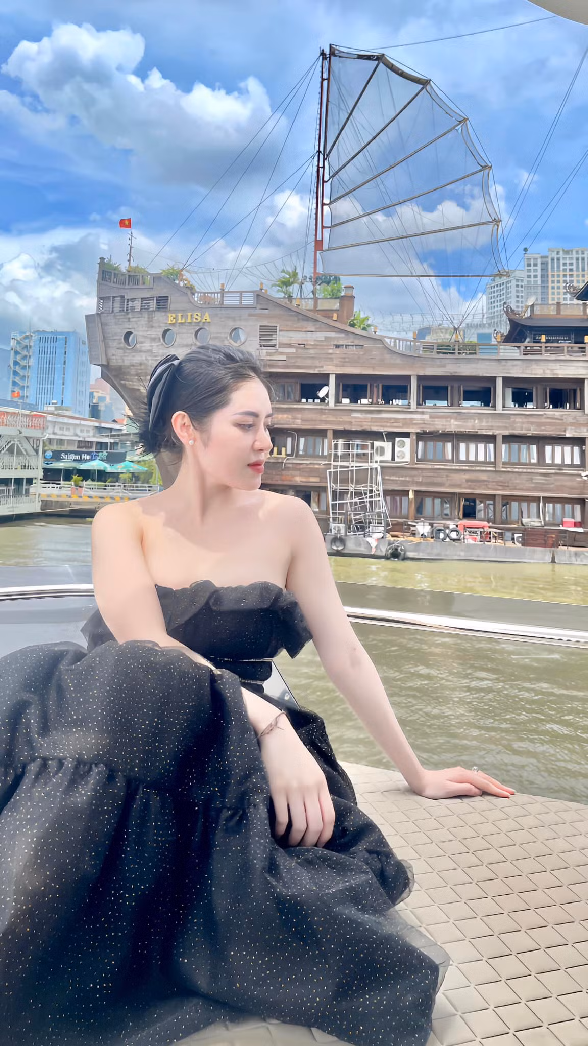 Quế Chi cho hay hiện tại vẫn đang gắn bó với công việc tiếp viên hàng không, đồng thời vẫn tham gia các dự án thiện nguyện, các công việc tại chùa.