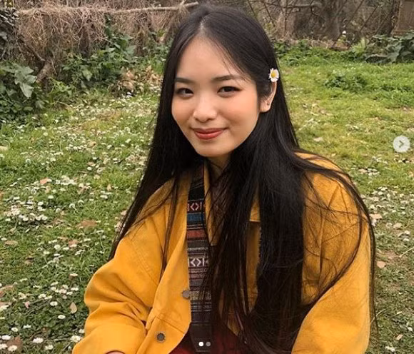 Con gái Duy Mạnh lấy nghệ danh là Cầm, gây ấn tượng với mái tóc hồng rực cá tính cùng gu thời trang trẻ trung, năng động.