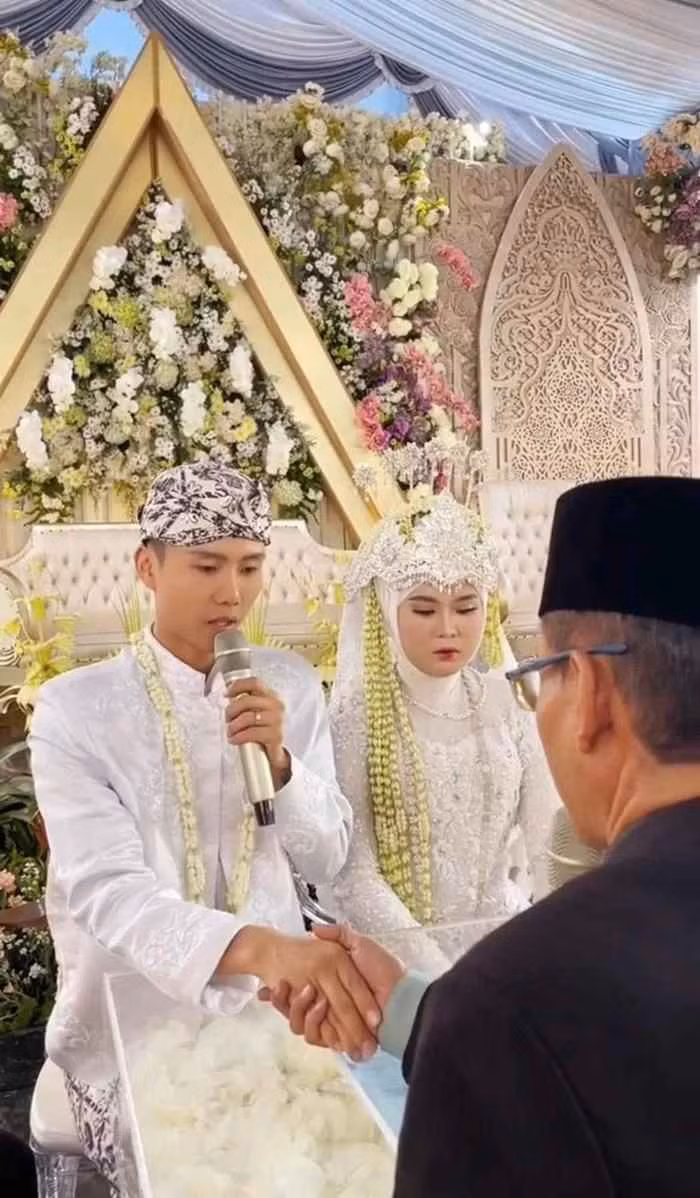 Đến cuối tháng 12/2021, Đạt Villa chính thức tỏ tình với bạn gái và sang thăm cô nàng không lâu sau đó.