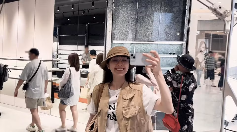 Từ trước đến nay vẫn thường xuất hiện với hình ảnh nàng thơ dịu dàng nhưng trong vlog này lại là một Hải Tú năng động, tinh nghịch và không kém phần tự tin khi được khám phá thế giới.