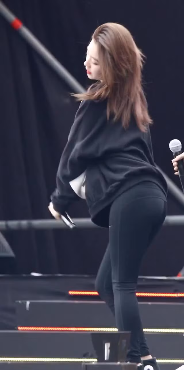 Từng có thời gian Na Eun bị chê trách vì mặc quần legging tùy tiện. Khi xuất hiện tại buổi tổng duyệt chương trình Music Bank, cô nàng đã mặc áo phông ngắn với legging và bị nói là nhìn thiếu lịch sự, trang phục lại bó sát.