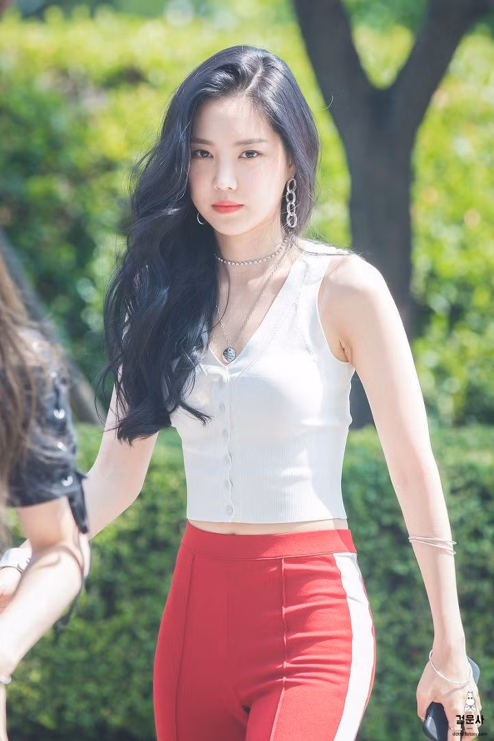 Thậm chí, mẫu quần legging Na Eun mặc nhanh chóng hết hàng. Có cửa hàng còn gắn tên cô để quảng bá.