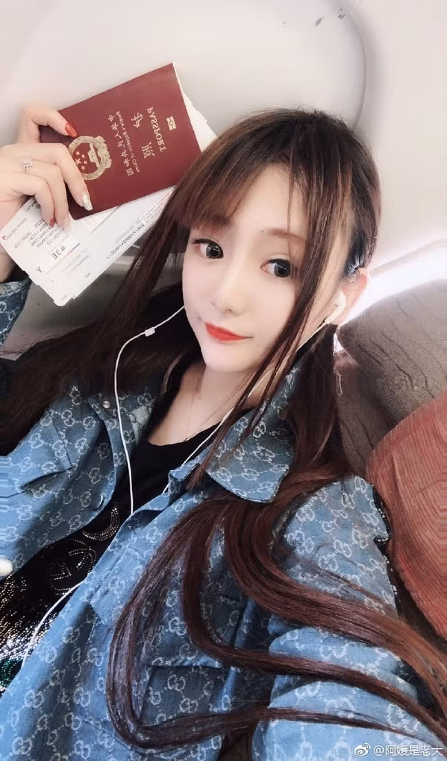 Á Nam từng tốt nghiệp trường Đại học Hà Hải, chuyên ngành Quản lý Tài chính. Cô bắt đầu làm việc tại Tòa án Thường Châu từ năm 2019.