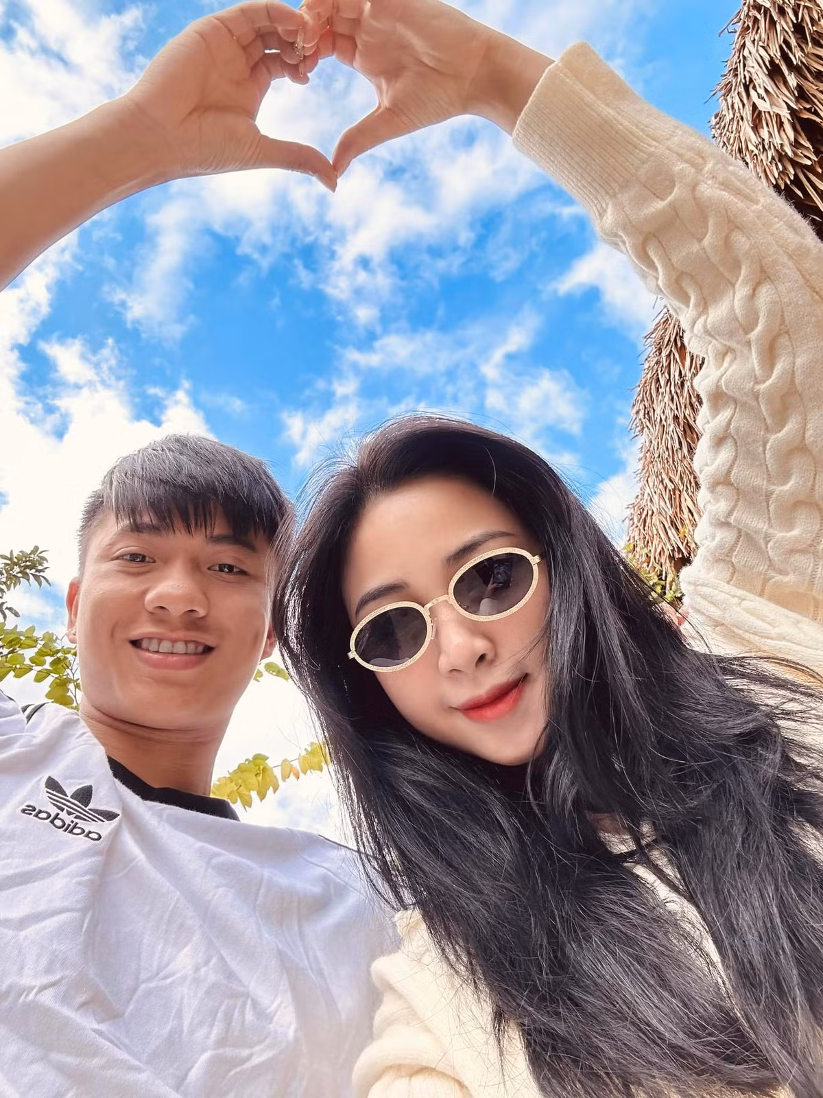 Tháng 1/2020, Phan Văn Đức và Võ Nhật Linh tổ chức lễ cưới tại quê nhà Nghệ An. Sự kiện thu hút sự chú ý không chỉ bởi tên tuổi của nam cầu thủ trong làng bóng đá mà còn nhờ hình ảnh đời thường, gần gũi của cả hai.