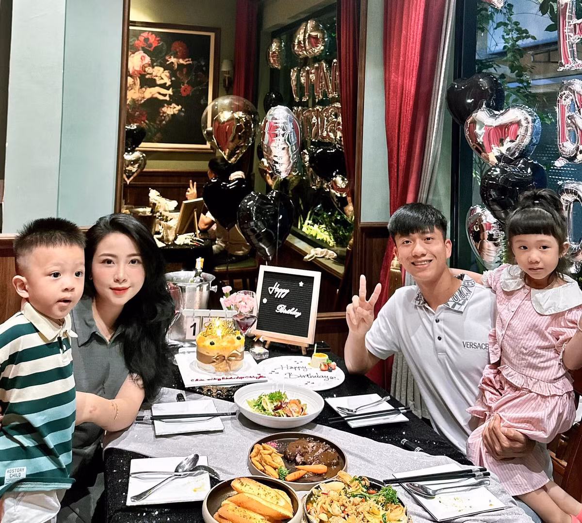 Sau khi kết hôn, Nhật Linh chọn rút lui khỏi các hoạt động cộng đồng, tập trung vào vai trò làm vợ, làm mẹ. Cô trở thành hậu phương vững chắc để Văn Đức yên tâm thi đấu.