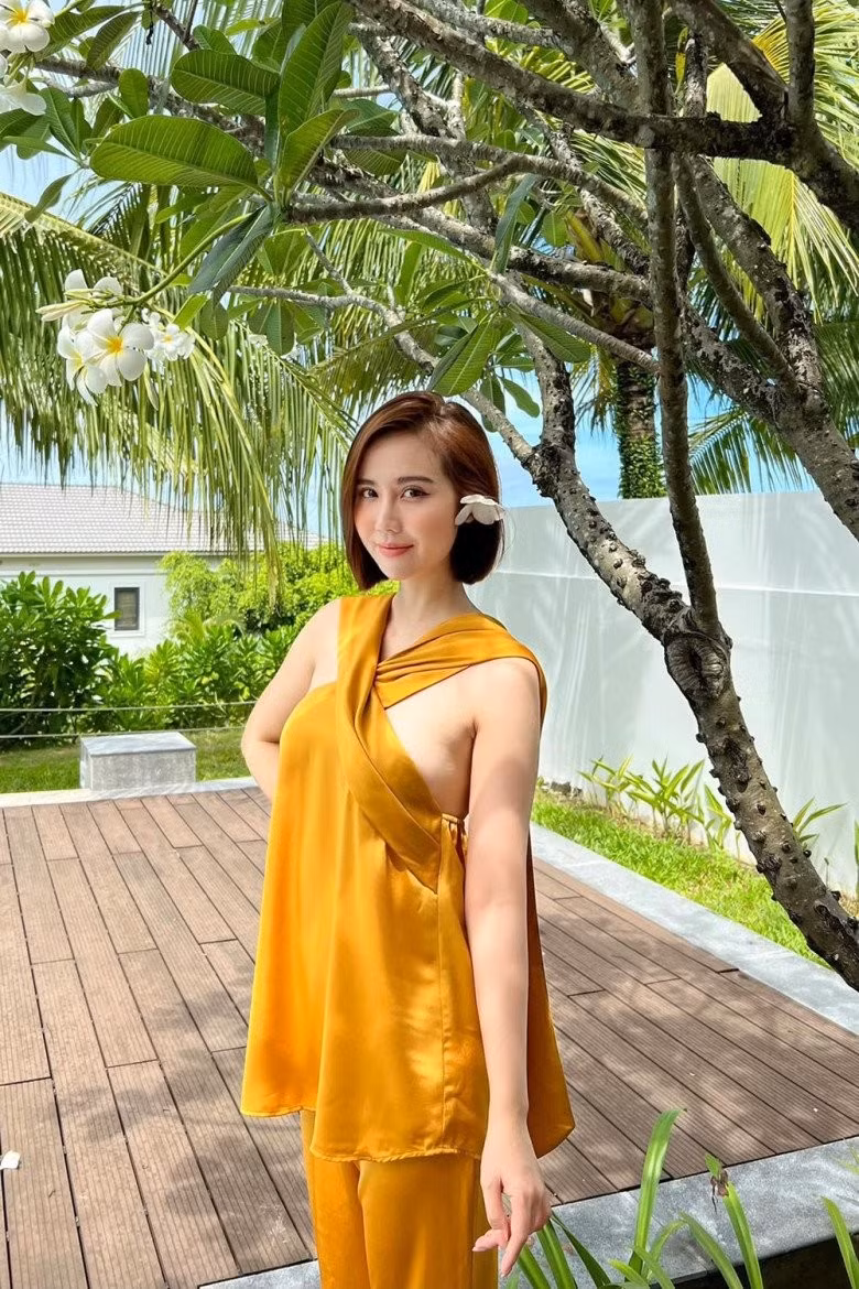 Phan Minh Huyền (nghệ danh là Huyền Lizzie) là hot girl đời đầu Hà thành. Cô nàng thời gian qua trở thành diễn viên các phim giờ vàng trên sóng VTV.