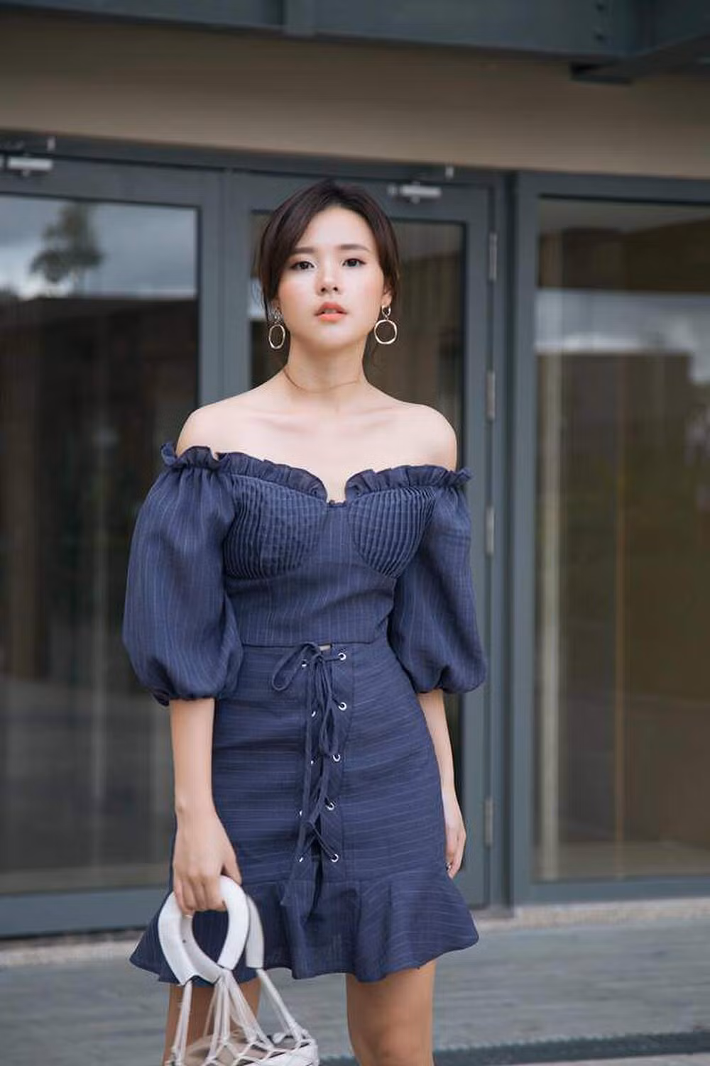 Gần như các trang phúc hot girl đời đầu Midu mặc đều giúp cô khoe được thềm ngực căng đầy, xương quai xanh quyến rũ.
