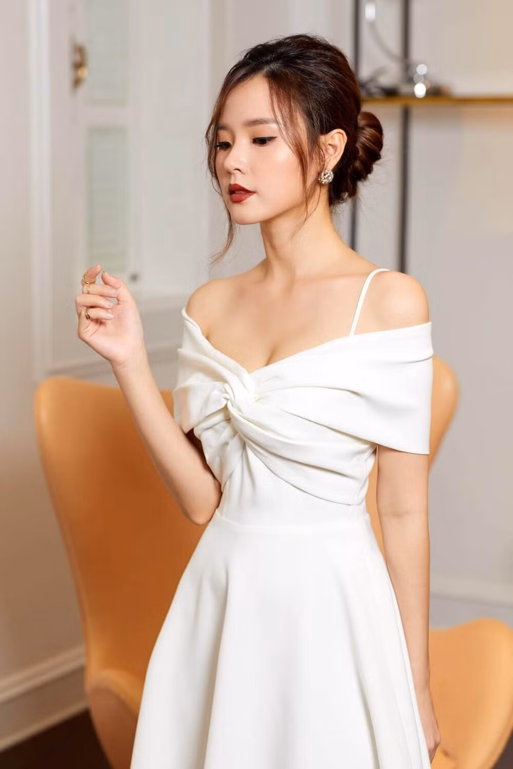 Tuy nhiên, nếu để ý kĩ trong một số bức ảnh được hot girl Midu đăng tải trên trang cá nhân, vòng 1 cô nàng lại "lặn mất tăm".