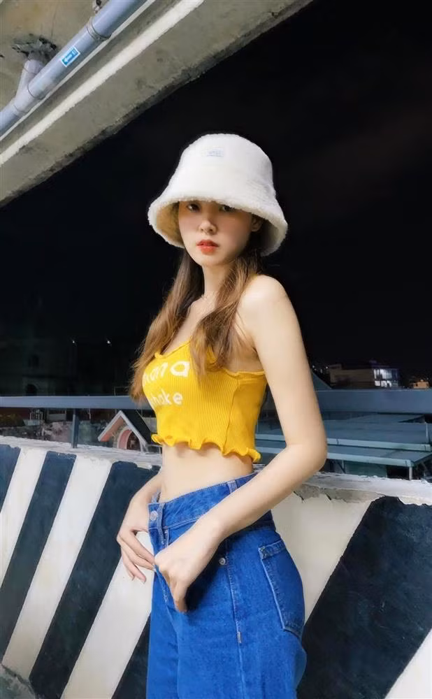 Theo đó trên trang cá nhân, hot girl Midu đã show loạt hình mới nhất về bản thân. Diện áo 2 dây ngắn cùng chiếc quần bò cạp cao, 8X khoe trọn vòng eo con kiến.