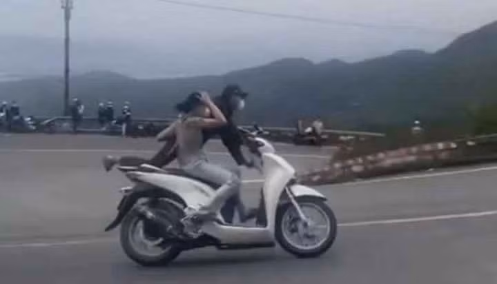 Cặp đôi đi xe SH "làm xiếc" tại đèo Hải Vân gây nhức nhối Cap doi di xe SH