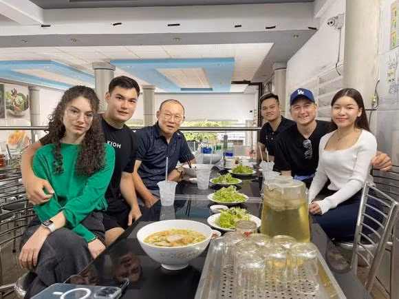 Yến Xuân và Văn Lâm từng lộ ảnh hẹn hò cùng với HLV Park Hang Seo khi ông dự khán trận đấu của Topenland Bình Định tại Quy Nhơn.
