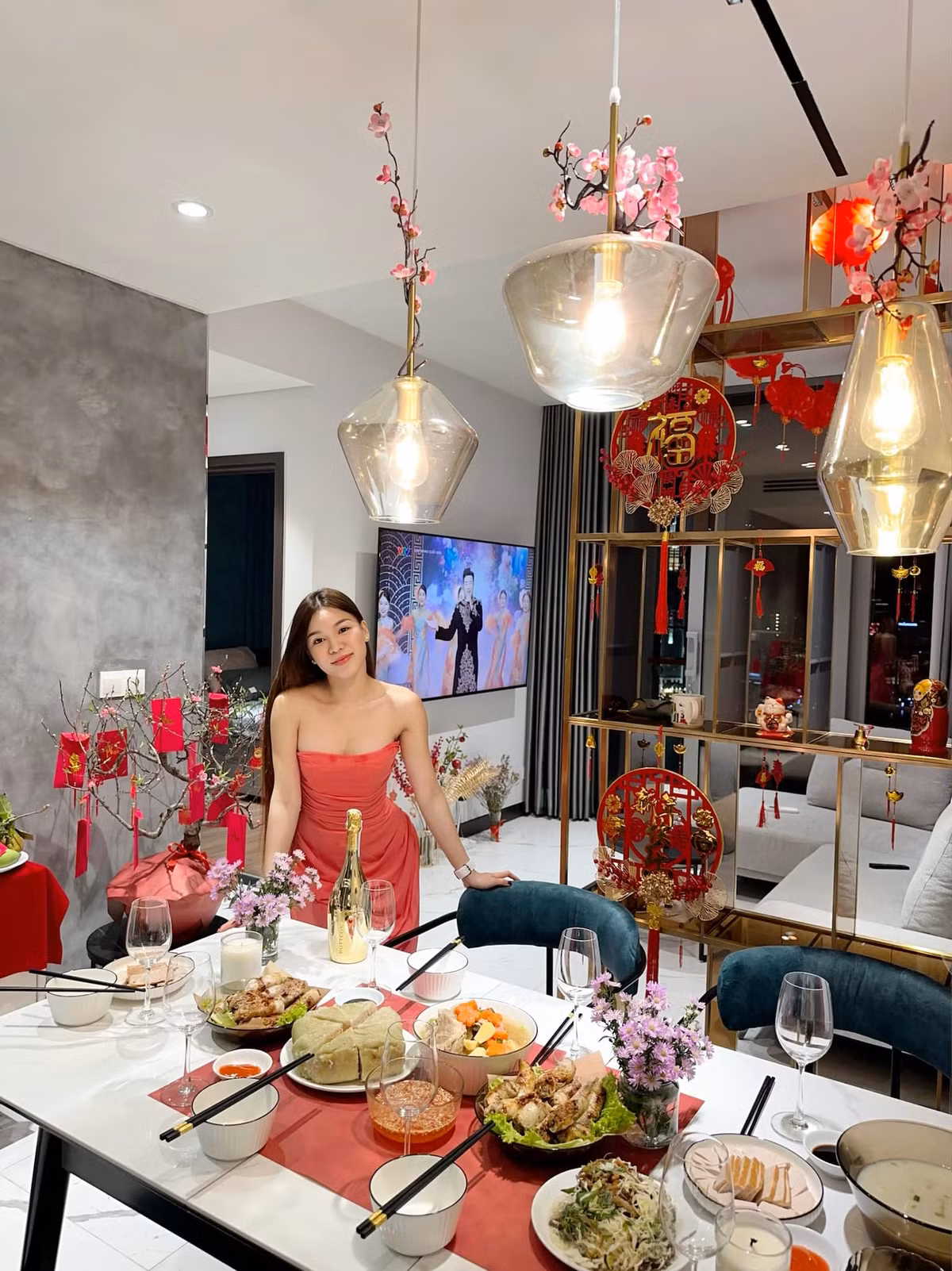 Nhưng dạo gần đây, khi Văn Lâm về nước chơi bóng, cả 2 đã thoải mái hơn trong chuyện đời tư. Họ không ngại khoe những khoảnh khắc tình tứ cùng nửa kia.