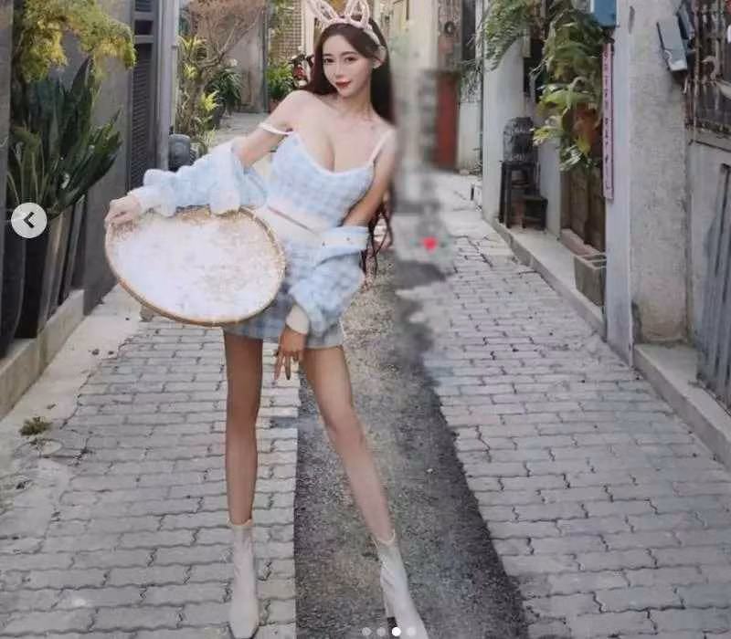 Người mẫu ảnh Nhật Bản Nhật Bản dù ăn mặc kín đáo nhưng vẫn có thể khoe được hình thể vàng ngọc.