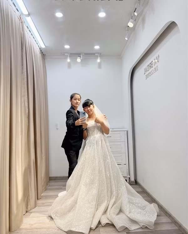 Tuy chia sẻ hình ảnh chú rể mặc váy cưới, cô dâu mặc vest trong buổi chuẩn bị đi chụp ảnh cưới nhưng trong hôn lễ cặp đôi đã không "hoán đổi" như vậy. Cô gái vẫn khoác lên mình chiếc áo dài, váy cưới xinh đẹp.