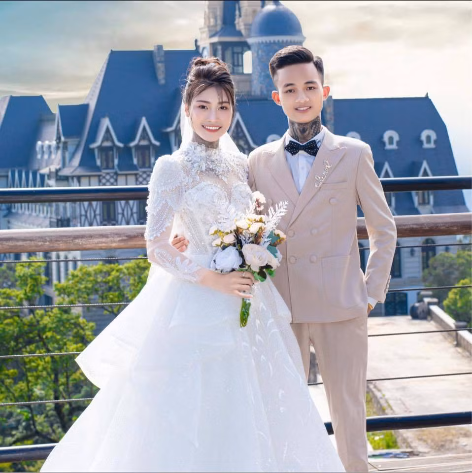 Ngày nay, chuyện các bạn trẻ đi xăm hình không phải là hiếm nhưng với nhiều phụ huynh thì đây là chuyện khó chấp nhận. Nhiều chàng trai, cô gái đã từng phải khó xử khi bị gia đình ngăn cản chuyện yêu một người xăm trổ.