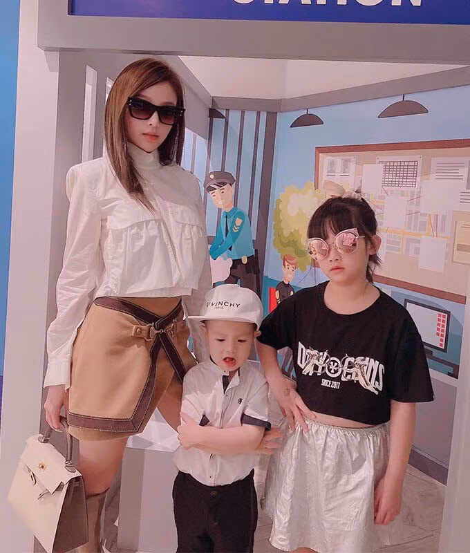 Từ nhỏ, các con Huyền Baby đã tận hưởng những chuyến du lịch xa hoa, nghỉ dưỡng tại những khu resort đắt đỏ bậc nhất từ trong nước ra nước ngoài. Bên cạnh đó, 2 nhóc tỳ cũng tham gia bộ môn thể thao của giới nhà giàu là đánh golf.