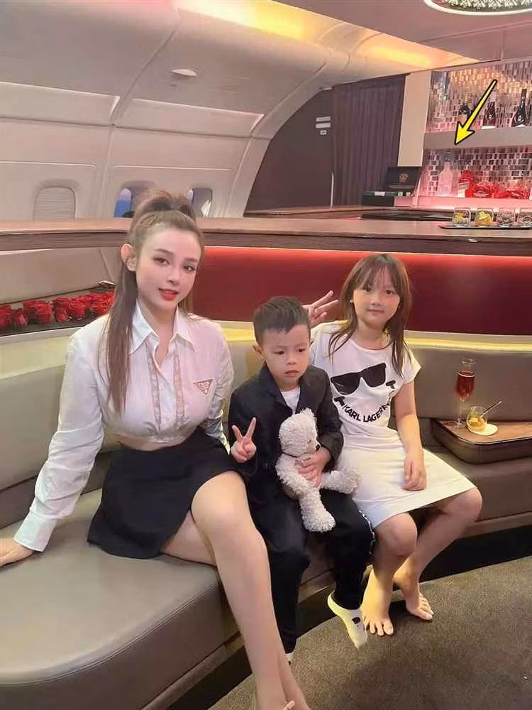 Mới đây, Huyền Baby được nhiều bà mẹ đồng cảm khi bị trêu "đẻ thuê" cho ông xã Quang Huy bởi hai con càng lớn lại càng giống y hệt bố.