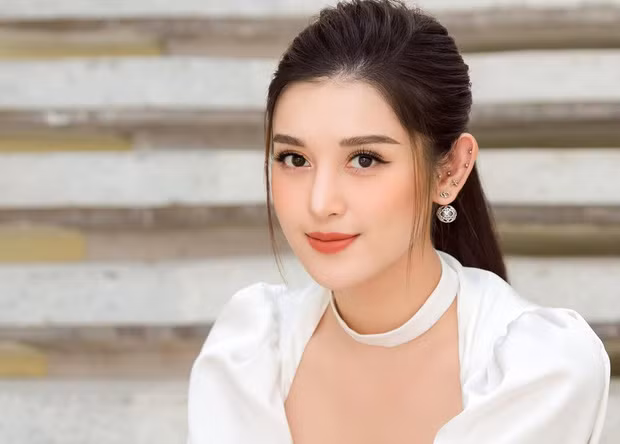 Dưới phần bình luận, netizen cũng liên tục để lại bình luận bênh vực, cho rằng có thể là do góc chụp nên nhìn Huyền My mới khác lạ như vậy.
