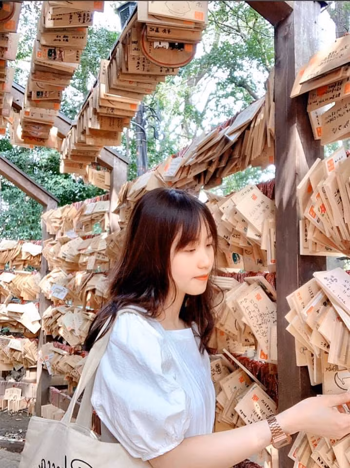 Quang Linh Vlogs từng có khoảng thời gian vướng vào ồn ào không đáng có về chuyện ăn uống trong thời gian ở Việt Nam, Ngay lập tức Nhật Lệ đã khéo léo lên tiếng bênh vực em trai.
