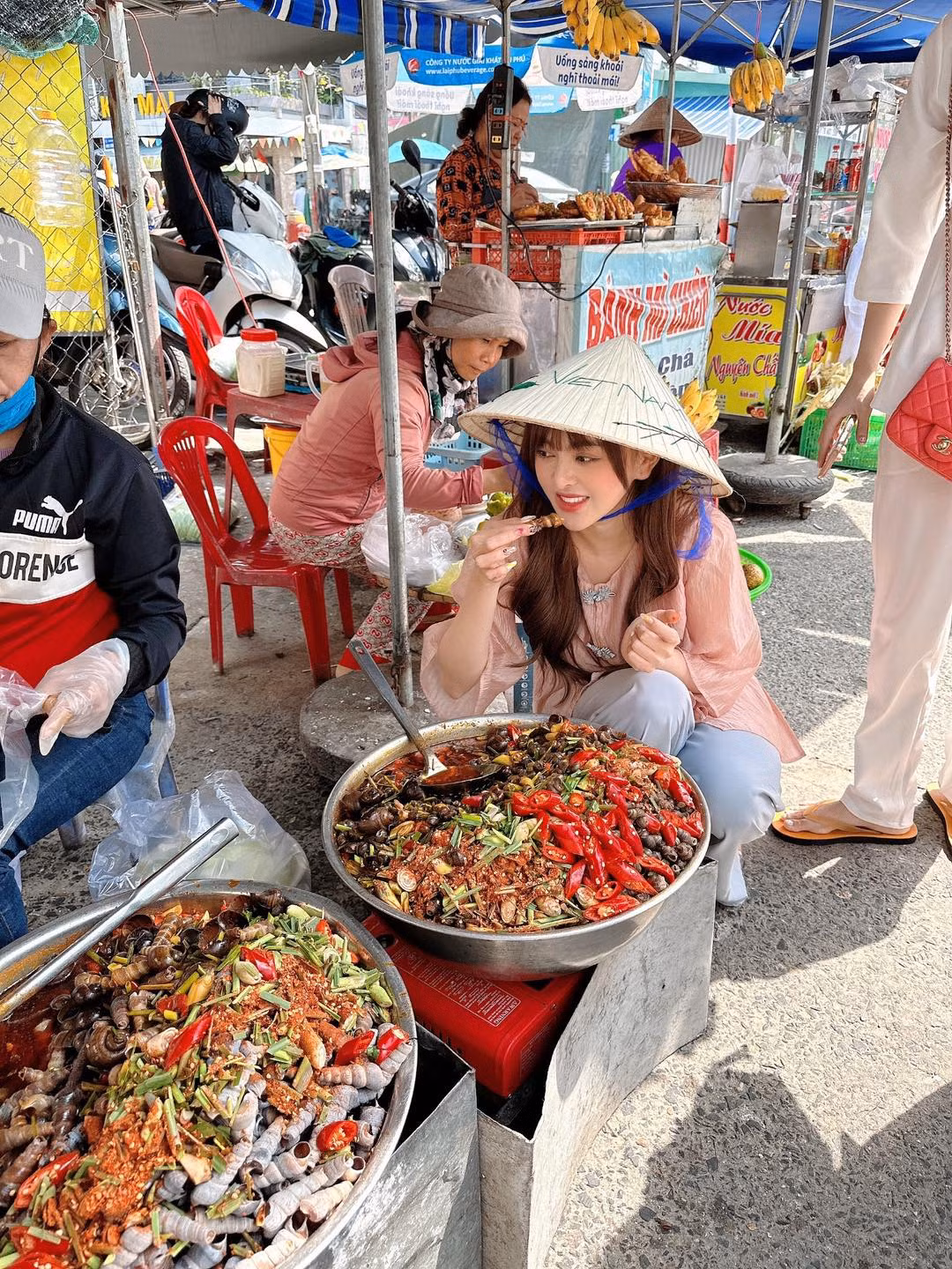 Trước đó không lâu, Trang Nemo từng khiến nhiều người ngán ngẩm khi khoe clip đi lễ chùa đầu năm trong trang phục sườn xám đỏ.