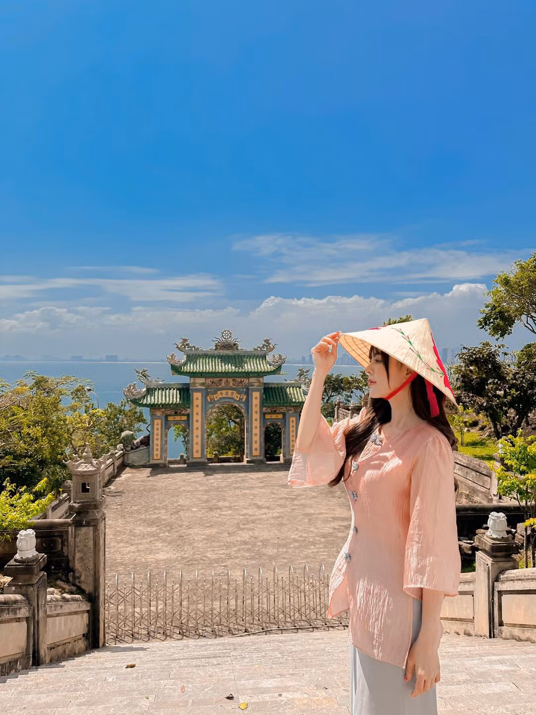 Tuy nhiên, khác với phong cách táo bạo thường ngày, trong loạt ảnh mới đây dân tình lại thấy một Trang Nemo dịu dàng khi đi lễ chùa. Tại đây, hot girl bán hàng online diện đồ lam vô cùng trang nhã, kín đáo.