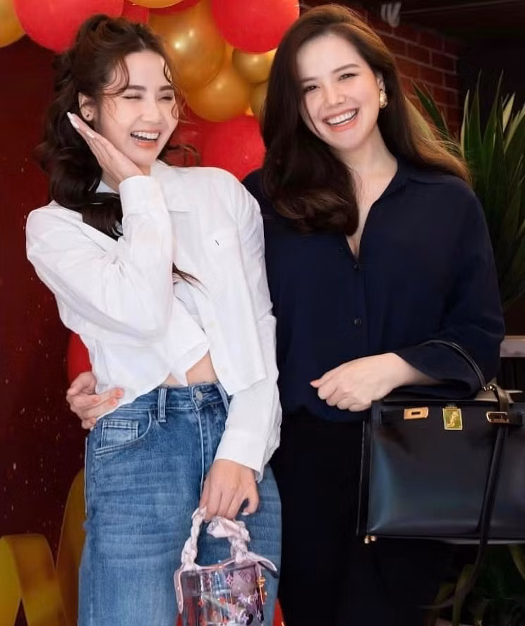 Trong hình, Phanh Lee diện bộ đồ đen đơn giản, tóc xõa, trang điểm nhẹ nhàng cùng đọ sắc bên hội bạn thân Huyền Lizzie, Lã Thanh Huyền,...