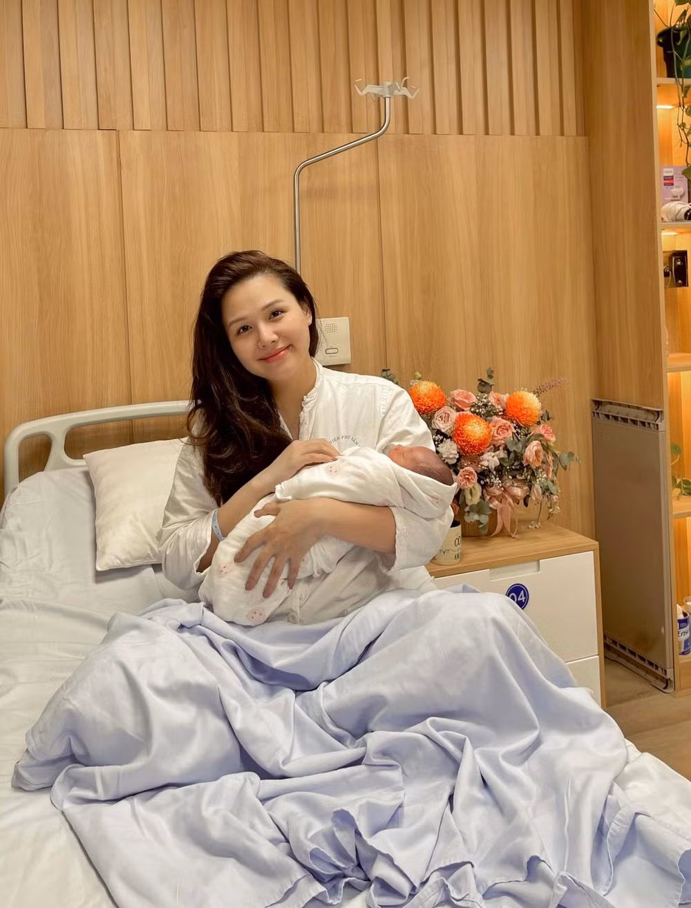 Sau khi kết hôn với chồng là Nguyễn Thành Nam - một doanh nhân cực thành đạt trong lĩnh vực du lịch, bất động sản ở Đà Nẵng, Phanh Lee khiến mọi người ngưỡng mộ với cuộc sống sang chảnh, hạnh phúc viên mãn.