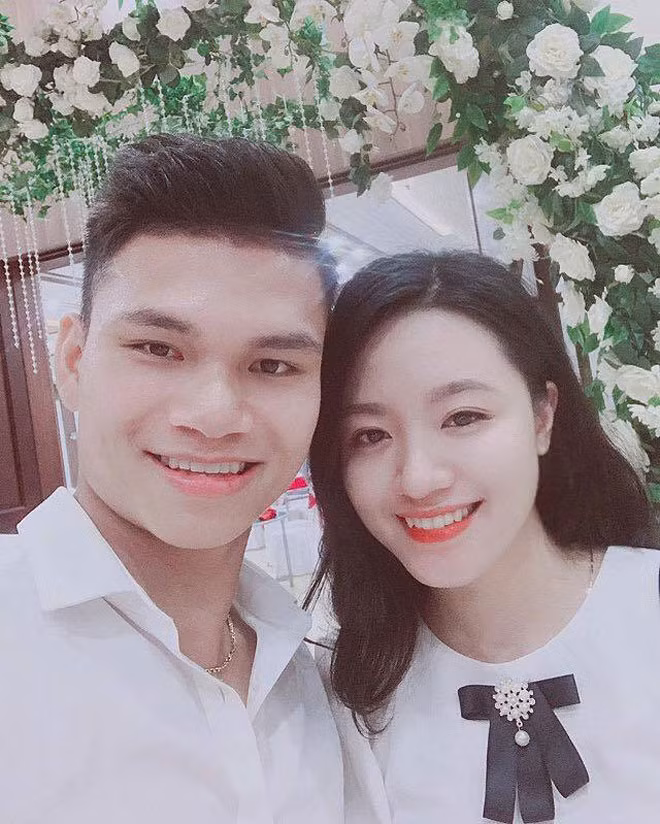 Đăng ảnh bên vợ con trong không gian được trang hoàng lộng lẫy,Xuân Mạnh viết: "Vậy là con gái của bố đã bước sang 1 tuổi. Bố chúc con gái luôn mạnh khỏe, ăn ngon, ngủ tốt nhé con gái yêu. Cả nhà yêu con".
