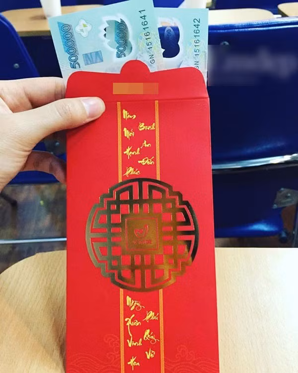 Những bức ảnh khoe tiền lì xì của các bà mẹ bỉm sữa đã khiến cư dân mạng ngỡ ngàng. Có người chỉ mong mình bé lại để được nhận nhiều tiền mừng tuổi; người khác lại hài hước nhận định, các bé chẳng cần "lao động" nhiều, siêng năng mấy ngày Tết là đủ tiền mua sữa.