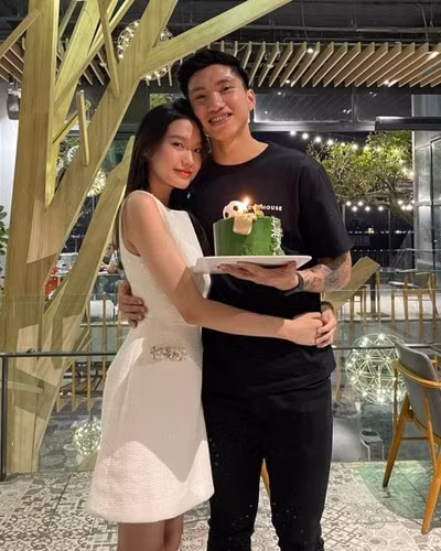 Màn tương tác qua lại của đôi trai tài - gái sắc này làm ai nấy cũng bật cười vì vừa hài hước lại vừa đáng yêu.