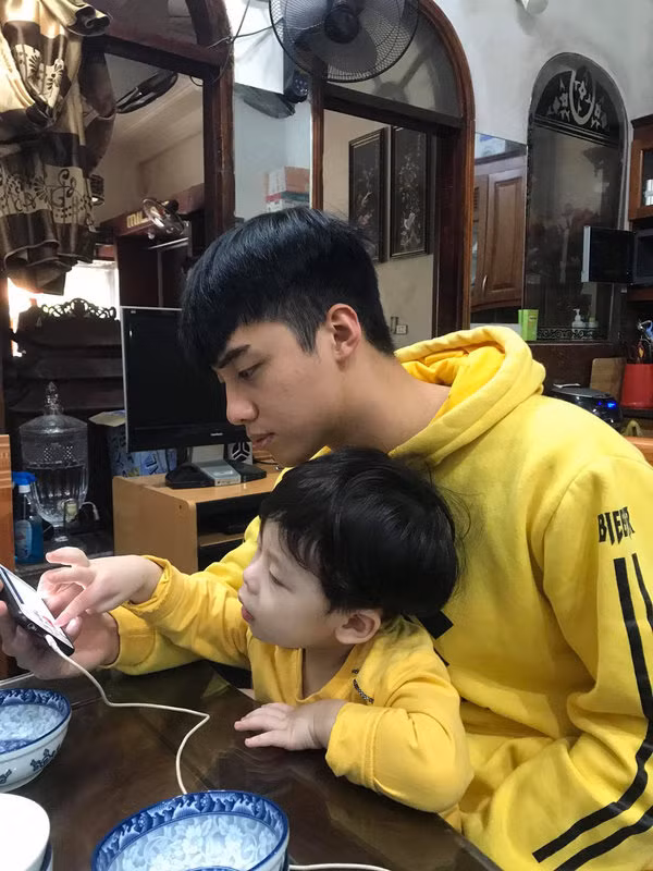 Nói về bé Lợn, Hải Đăng Doo cho hay tuy họ không phải anh em ruột nhưng cậu nhóc sinh sống cùng gia đình anh đã lâu. Thời gian qua, cả 2 thường xuyên tỉ tê tâm sự và dành cho nhau tình cảm vô cùng bền chặt.