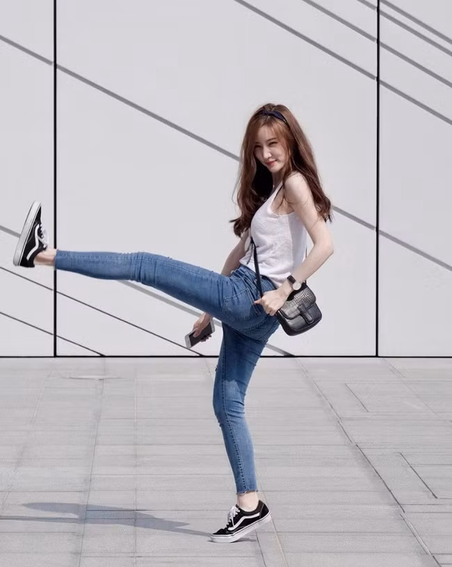 Trong đời thường, nàng hot girl 9X người Lào thích ăn vận đơn giản với những món đồ trẻ trung năng động.