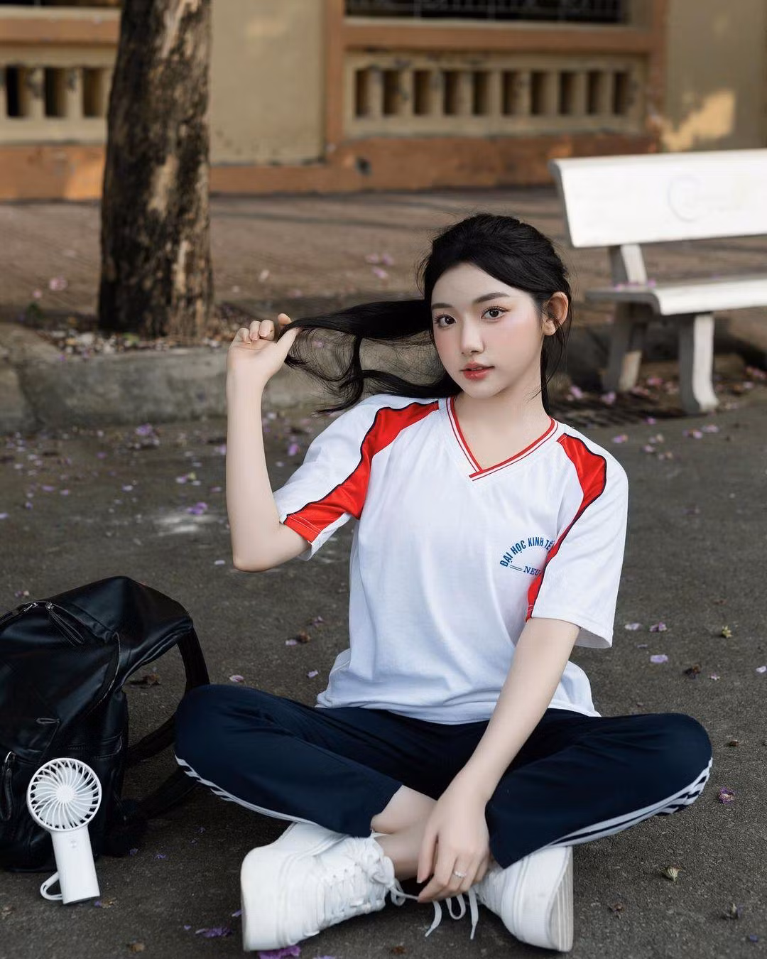 Trong bộ đồng phục của trường ĐH Kinh tế Quốc dân dù đơn giản nhưng nhan sắc nàng hot girl gốc Nghệ An làm bừng sáng bức hình.