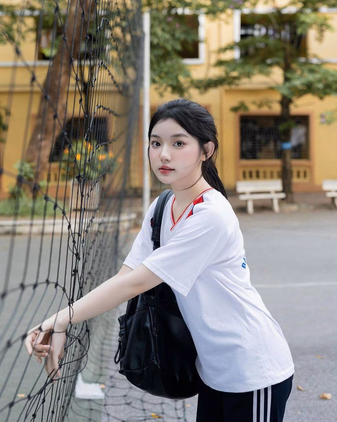 Phía dưới phần bình luận vô vàn những lời khen được netizen gửi tới dành cho Quỳnh Trương với bộ ảnh "thanh xuân vườn trường" này.