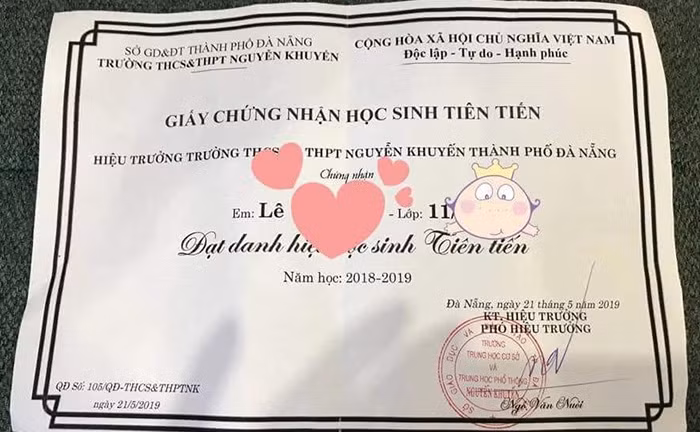 Bên cạnh tấm giấy khen tự chế thì cũng có không ít giấy chứng nhận "đi vào người" về học lực.