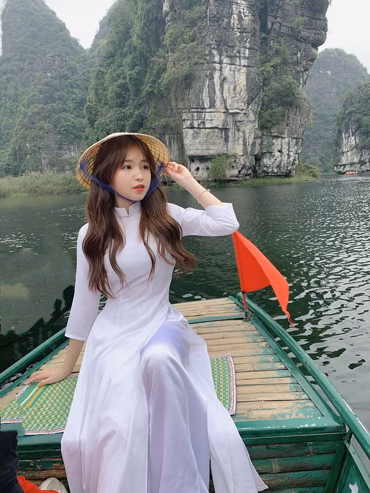 Thanh Thủy sở hữu gương mặt xinh như búp bê, nụ cười tỏa nắng và đường nét hài hòa, cân đối. Hot girl 1m52 còn có gu ăn mặc cực chuẩn “street style” luôn khéo lên đồ hack dáng giúp cô có được những bức ảnh street style thanh mảnh, cao ráo hơn hẳn so với thực tế.