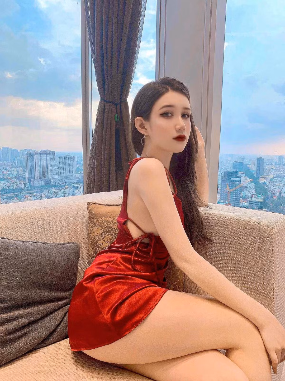 Có sở thích làm đẹp và trang điểm, cô thường xuyên chia sẻ những bước hướng dẫn trang điểm lên trang cá nhân và cả kênh Youtube của riêng mình.