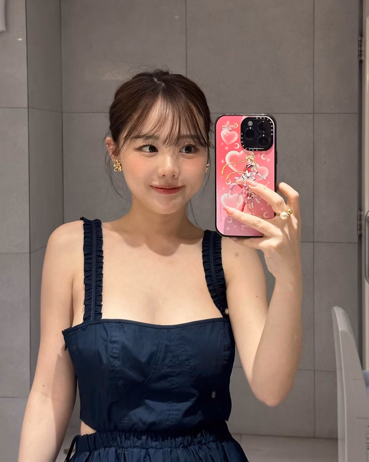 Kiểu áo hai dây bản to hay dáng croptop cúp ngực khéo léo tôn làn da trắng, nét quyến rũ của Hong Young Gi