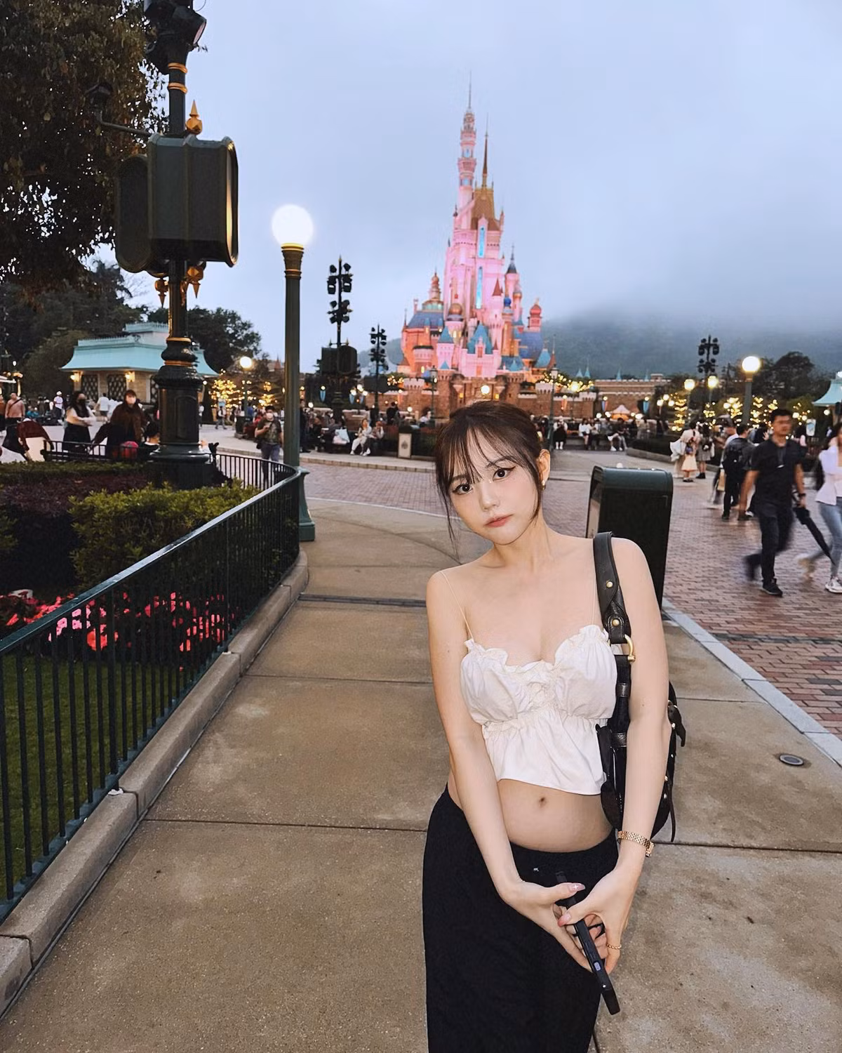 Có dáng người nhỏ ngắn nhưng nuột nà, những thiết kế váy body ôm sát cơ thể không làm khó người đẹp 9X