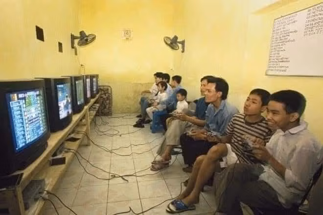 Không chỉ có việc ở nhà chơi điện tử băng 4 nút, các bạn trẻ thế hệ 9X còn có thể ra những quán để chơi. Giá hồi đó chỉ rơi vào khoảng 500 đồng/ tiếng.