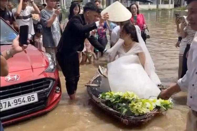 Theo đoạn clip được đăng tải cô dâu đã được nhà chồng chuẩn bị cho một chiếc thuyền nan được trang trí đầy hoa cưới.