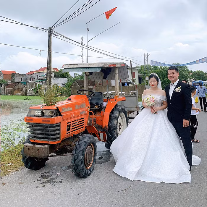 Mặc dù khung cảnh khá “dở khóc dở cười” nhưng cô dâu chú rể và quan viên hai họ đều rất vui.